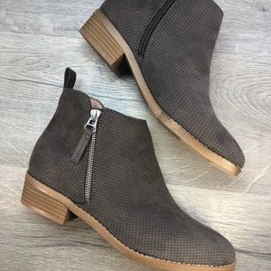 ‼️$5 SALE‼️ UNIVERSAL THREAD Marlis Boots